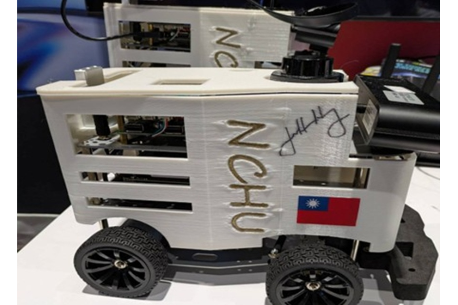 【中興大學公關中心】中興大學團隊前進NVIDIA GTC 2026 打造校園數位孿生系統　黃仁勳親簽巡檢車肯定研發成果